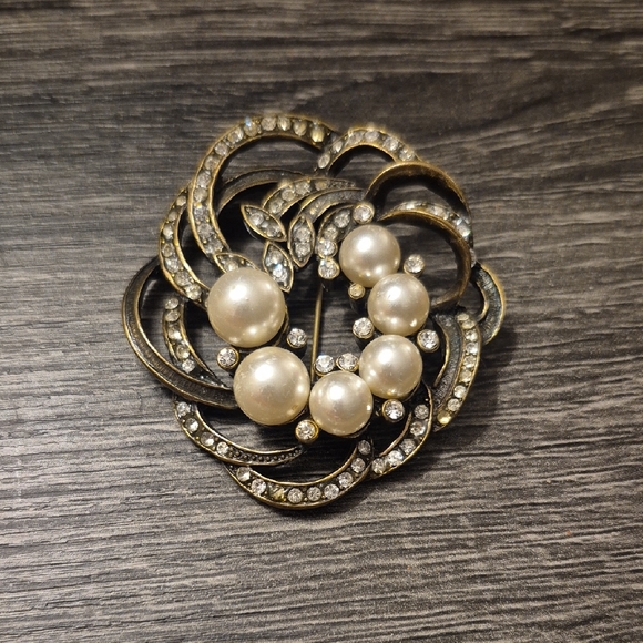 Vintage Avon ? Rhinestone Cluster Faux Pearl W/ Brass Tone Brooch - Picture 1 of 6